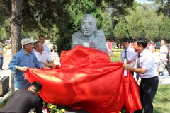 赵树理纪念雕像：一位文学巨匠的永恒颂歌