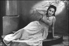 凝视的拓扑学：上官云珠雕塑中的时空褶皱